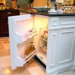 ثلاجة صغيرة مخبأة تحت الطاولة