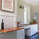 طاولة غير عادية مع الرف