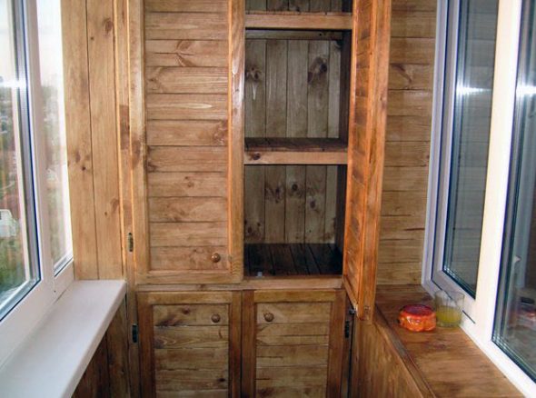 خزانة خشبية على الشرفة