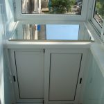 خزانة منخفضة مع أبواب منزلقة