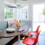 منطقة لتناول الطعام في زاوية الغرفة بجوار النافذة