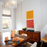 طاولة طعام في منتصف الغرفة