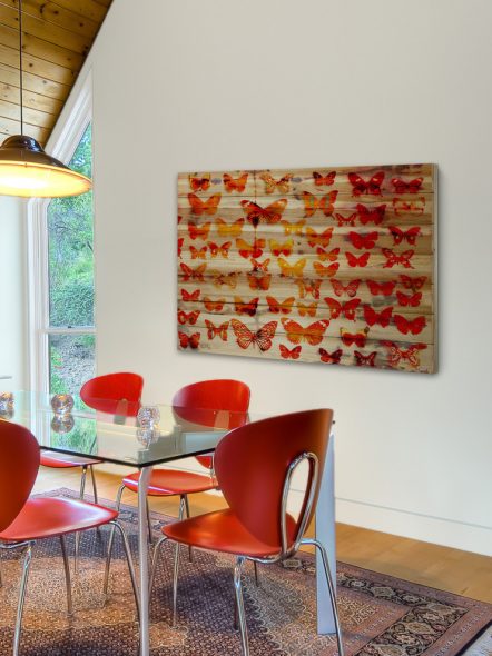 طاولة طعام مع عناصر مشرقة