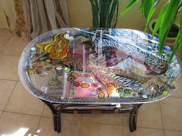 طاولة طعام في تقنية decoupage العكسي