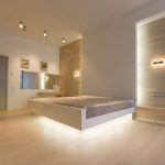 سرير ضخم متصل بالجدار