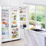 الثلاجة ضخمة مدسوس في مكانه مع خزائن طويلة