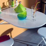 الجدول نصف دائري الأصلي باللون الأبيض