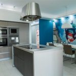 الرسم الأصلي على الحائط على طاولة العشاء