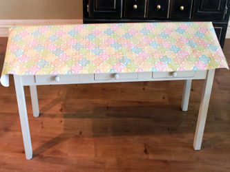 قطع قطعة من ورق الجدران من الحجم الصحيح.