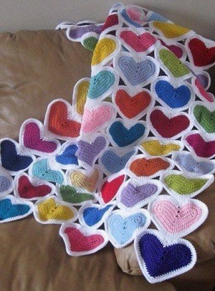 منقوشة بالقلوب