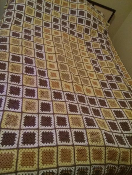 المفرش على السرير