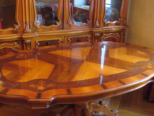 يجب أن يتناسب الأثاث المصقول مع الداخل.