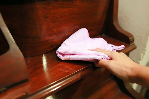 الأثاث المصقول محو بقطعة قماش جافة