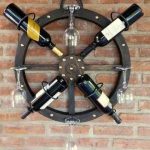 رف للزجاجات في شكل عجلة القيادة السفينة