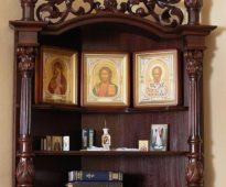 رف جميل للأيقونات في ثلاث طبقات