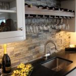 رفوف زجاجة النبيذ في المطبخ