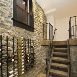 رفوف النبيذ مع السنانير