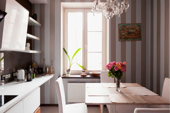 الشريط في المطبخ يبدو جديدا