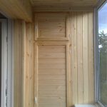 خزانة ملابس بسيطة على الشرفة