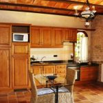 موقع طاولة الطعام هو المركز في مركز المطبخ