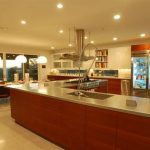 مطبخ أنيق مع ثلاجة مدمجة شفافة