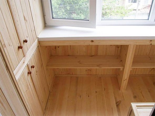 خزانة ورفوف على لوجيا