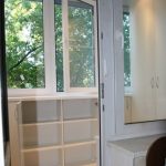 خزانة ملابس ورفوف تحت النافذة على الشرفة