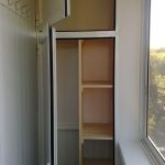 خزانة بلاستيكية على الشرفة