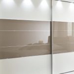 خزانة منزلقة بأبواب عريضة