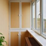 خزانة ملابس مع يديك على الشرفة