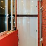 خزانة الملابس على الشرفة تفعل ذلك بنفسك