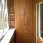 خزانة مع أرفف مفتوحة جانبية