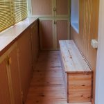 خزانة ملابس ورفوف ومقعد تخزين على الشرفة