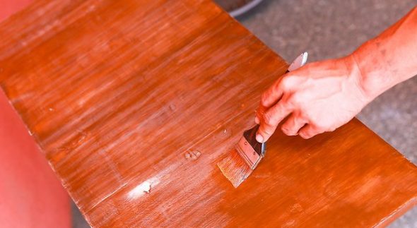 تطبيق معطف من الورنيش