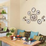 ترتيب متماثل لوحات على جدار المطبخ