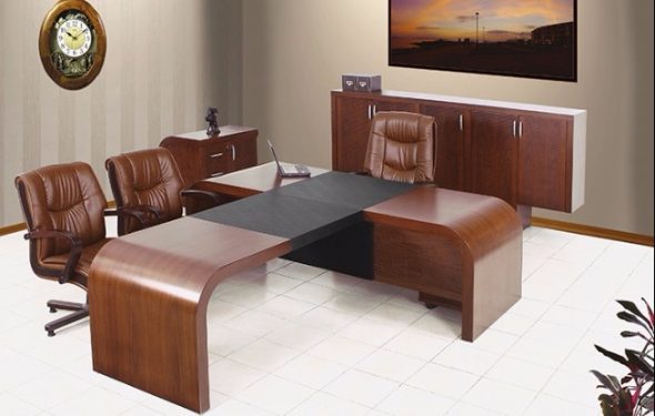 طاولة مكتب مصقول