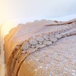 مفرش سرير ناعم ومريح على سرير كبير