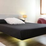 يقف هذا السرير على أعمدةه الخاصة ، مما يخلق وهم الرحلة.