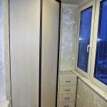 خزانة ملابس زاوية وقاعدة منخفضة على الشرفة