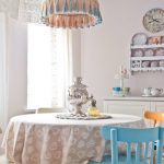 نقوم بتزيين الجزء الداخلي من المطبخ بأسلوب كلاسيكي أو ريفي بمساعدة الخدمة على الحائط