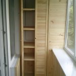 ضيقة خزانة الملابس على الشرفة