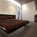 يتم استخدام الخشب الأبيض والطبيعي في غرفة النوم هذه.