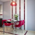 في المطبخ الصغير ، سيكون الشريط العمودي مناسبًا.