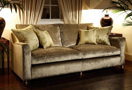 أثاث القطيفة في غرفة المعيشة