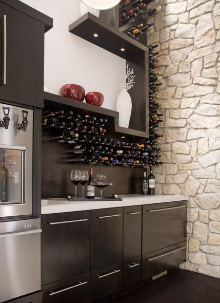 رف النبيذ في المطبخ