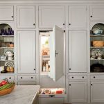 لا تحتوي الثلاجة المدمجة على غلاف خاص بها