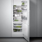 الثلاجة طويل القامة في خزانة