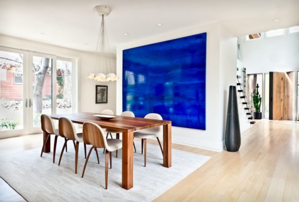 جدار لهجة مشرقة في منطقة تناول الطعام