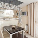 مرآة في منطقة الطعام