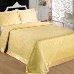 غطاء خشب الجاكار الذهبي مع حدود عريضة حول الحافة